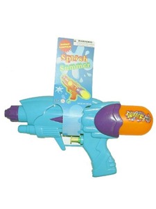 Water gun with reservoir