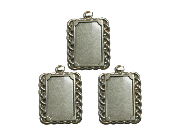 3 Pendant Ornaments With Link Pattern
