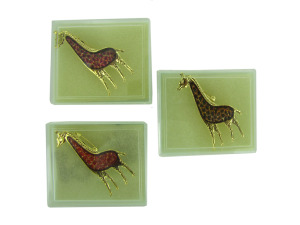 Giraffe fashion pin